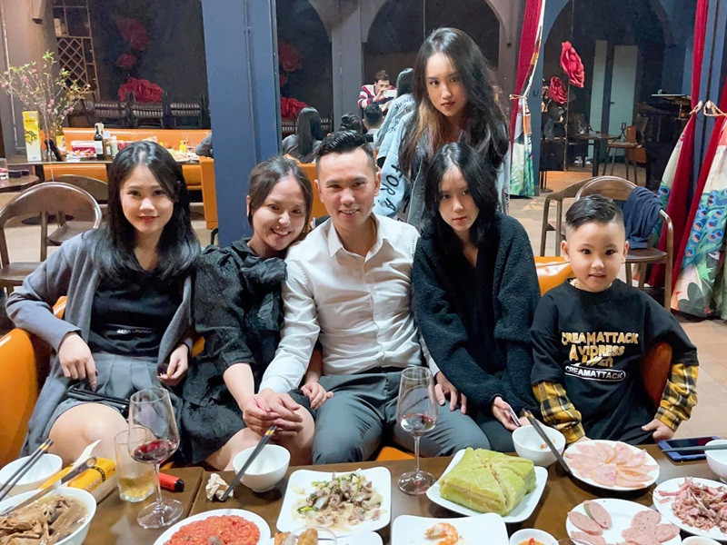 Lam Trang hiện tại mang bầu lần 2. Trước đó, cô sinh một cậu con trai cho Tú Dưa.