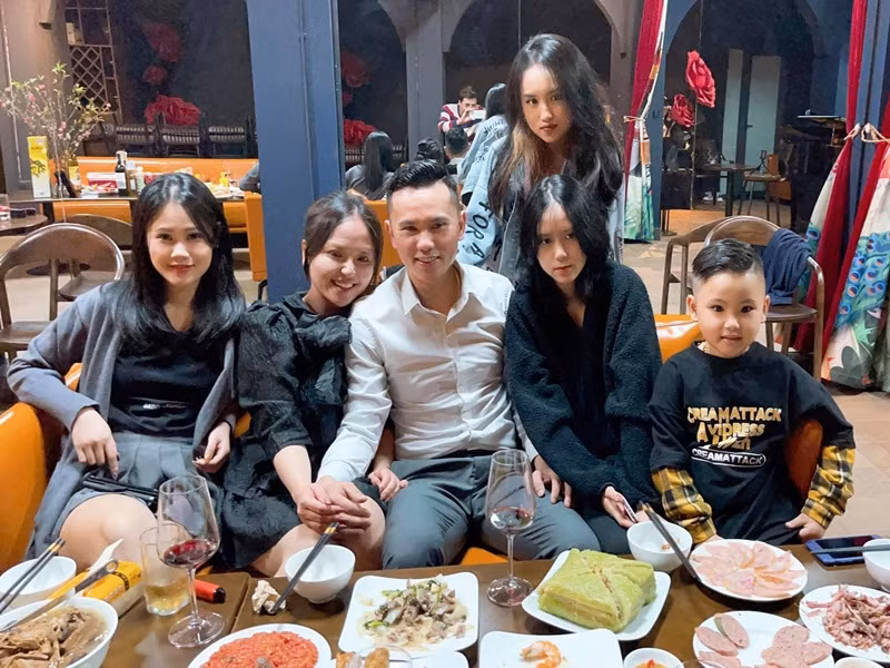 Lam Trang hiện tại mang bầu lần 2. Trước đó, cô sinh một cậu con trai cho Tú Dưa.