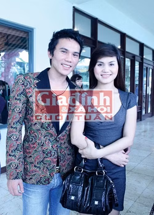 Sau cuộc hôn nhân đầu tiên tan vỡ, Tú Dưa tái hôn với ca sĩ Phương Hà. Tuy nhiên, hạnh phúc chẳng tày gang. Sau 2 năm chung sống, Tú Dưa và Phương Hà chia tay. Ảnh: Gia đình xã hội