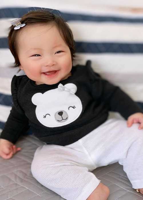 Pha Lê chia sẻ, bé Ốc "trộm vía" ăn ngủ đúng giờ, cứng cáp phản xạ nhanh và có nhiều biểu cảm hài hước như "cây hài" nhí trong tương lai.