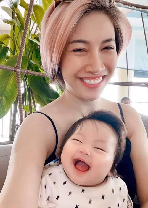 Pha Le lay chong Han Quoc, con gai dang yeu khien fan me tit