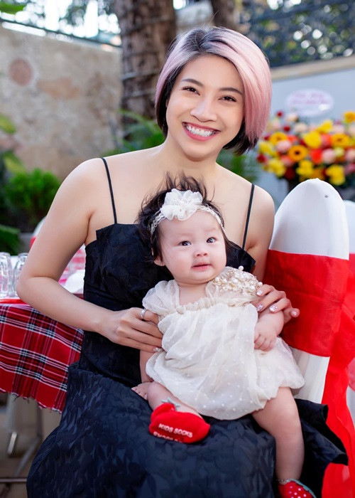 Ông xã của Pha Lê đang thực hiện cách ly ở Hải Dương sau khi về Việt Nam từ Hàn Quốc. Trong thời gian qua, anh về nước để chăm sóc mẹ đẻ bị ốm nặng. Từ Việt Nam, Pha Lê luôn động viên chồng. Nữ ca sĩ chia sẻ, dù cô và mẹ chồng chưa trực tiếp gặp nhau nhưng mối quan hệ mẹ chồng nàng dâu rất tốt đẹp.