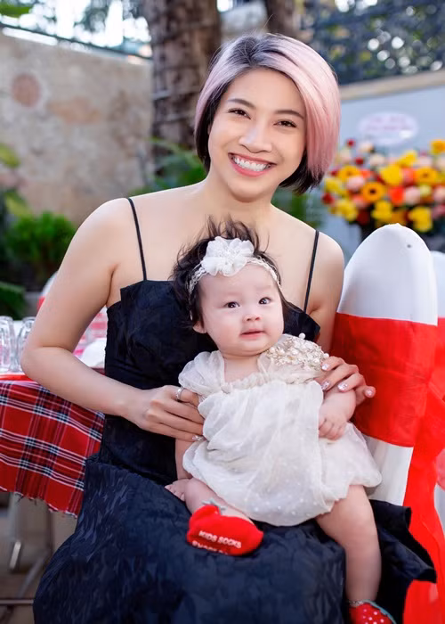 Ông xã của Pha Lê đang thực hiện cách ly ở Hải Dương sau khi về Việt Nam từ Hàn Quốc. Trong thời gian qua, anh về nước để chăm sóc mẹ đẻ bị ốm nặng. Từ Việt Nam, Pha Lê luôn động viên chồng. Nữ ca sĩ chia sẻ, dù cô và mẹ chồng chưa trực tiếp gặp nhau nhưng mối quan hệ mẹ chồng nàng dâu rất tốt đẹp.