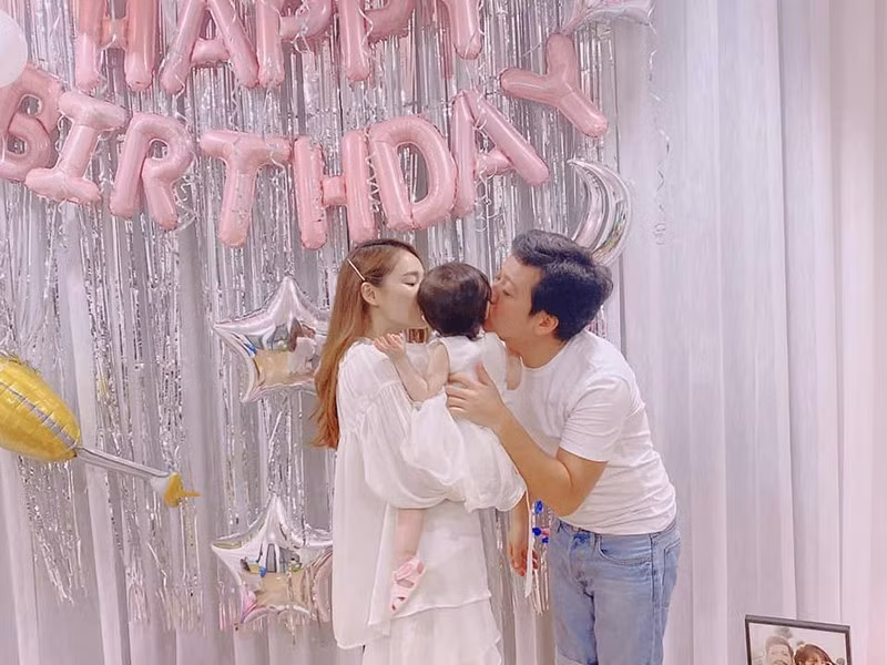 Nếu ngày độc thân, Nhã Phương thích nghe nhạc buồn thì sau khi kết hôn, vì đã có con nên cô nghe nhạc thiếu nhi. Khi có thời gian rảnh, bà xã của Trường Giang suy nghĩ về công việc kinh doanh, làm phim.