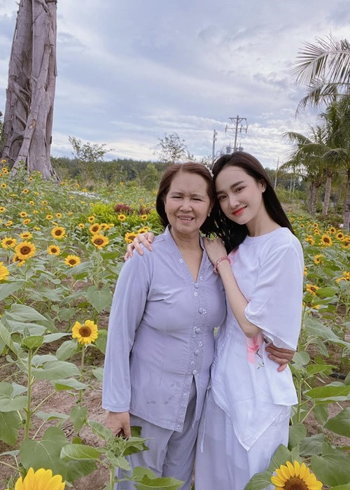 Bà xã của Trường Giang chỉ cầu mong, bố mẹ, anh chị em có nhiều sức khỏe, bình an.