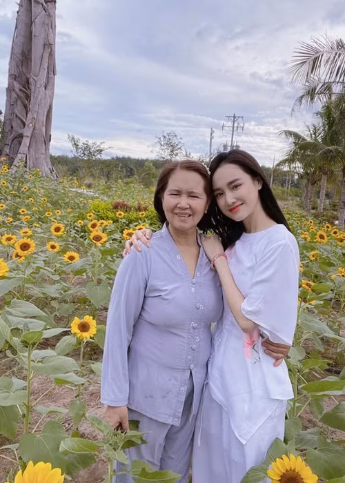 Bà xã của Trường Giang chỉ cầu mong, bố mẹ, anh chị em có nhiều sức khỏe, bình an.