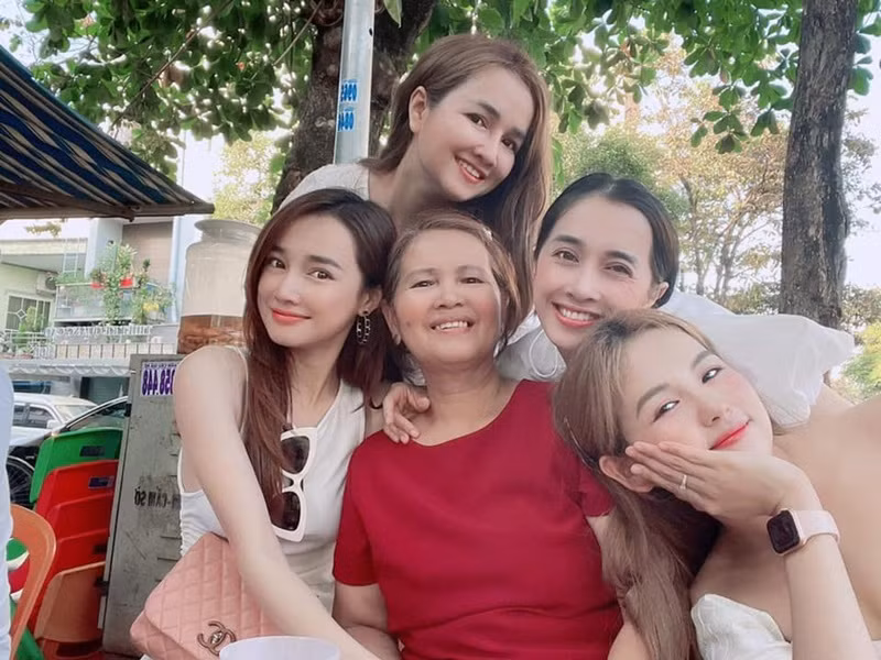 Ngày độc thân, Nhã Phương thường vắng mặt trong những dịp tụ họp gia đình vì quá mải mê làm việc. Tuy nhiên, sau khi kết hôn, cô dành nhiều thời gian hơn để ở bên bố mẹ và các chị em.