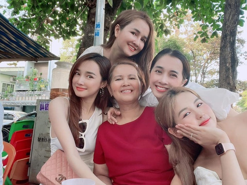 Ngày độc thân, Nhã Phương thường vắng mặt trong những dịp tụ họp gia đình vì quá mải mê làm việc. Tuy nhiên, sau khi kết hôn, cô dành nhiều thời gian hơn để ở bên bố mẹ và các chị em.