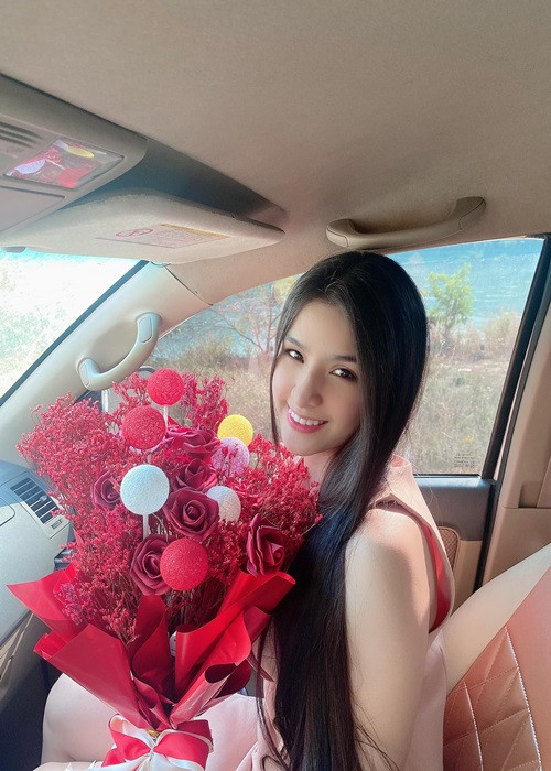 Người đẹp đến từ Lào đang hẹn hò. Cách đây không lâu, cô khoe quà Valentine từ bạn trai.