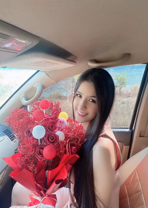 Người đẹp đến từ Lào đang hẹn hò. Cách đây không lâu, cô khoe quà Valentine từ bạn trai.