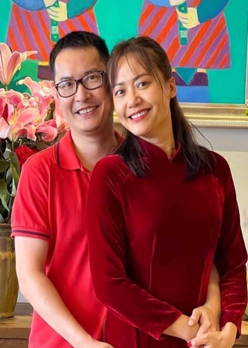 Hồng Ánh cho biết, giờ đây nhìn con của chồng thành công, cô cũng vui. "Cháu mới đi du học về, đã xin được việc. Nhận được tháng lương đầu tiên, cháu mời cả nhà đi ăn. Với tôi thế là đủ rồi. Và không nhất thiết phải là con ruột thì tôi mới quan tâm", nữ diễn viên chia sẻ về con riêng của chồng.