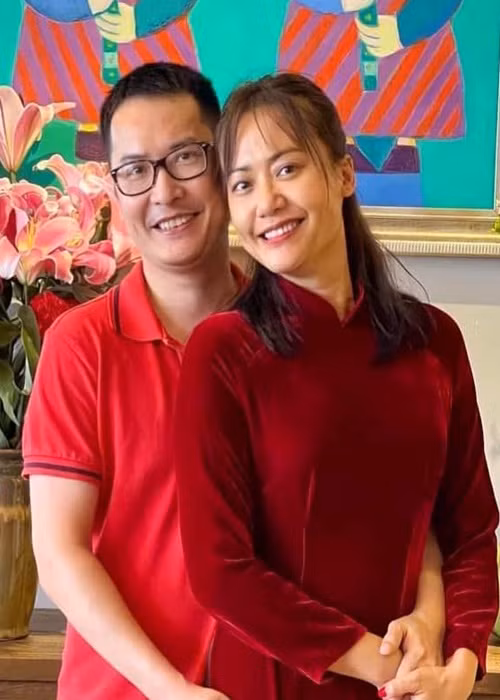 Hồng Ánh cho biết, giờ đây nhìn con của chồng thành công, cô cũng vui. "Cháu mới đi du học về, đã xin được việc. Nhận được tháng lương đầu tiên, cháu mời cả nhà đi ăn. Với tôi thế là đủ rồi. Và không nhất thiết phải là con ruột thì tôi mới quan tâm", nữ diễn viên chia sẻ về con riêng của chồng.