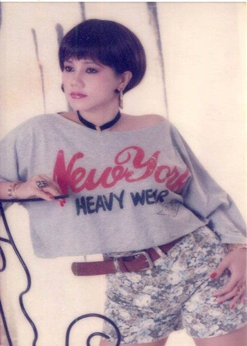 Ngọc Ánh thường mang nhiều vàng đi diễn. Bí quyết giữ vàng của cô là xâu thành chuỗi và gắn kim băng, đeo phía trong thắt lưng và mặc quần jean, giày boot thay vì mặc áo dài, đầm.