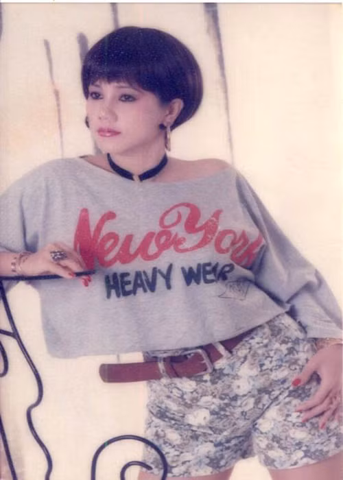 Ngọc Ánh thường mang nhiều vàng đi diễn. Bí quyết giữ vàng của cô là xâu thành chuỗi và gắn kim băng, đeo phía trong thắt lưng và mặc quần jean, giày boot thay vì mặc áo dài, đầm.