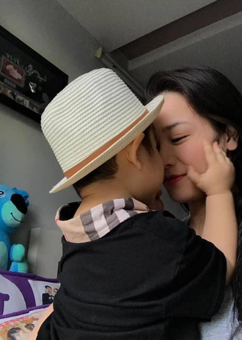 Nhật Kim Anh khẳng định sẽ không tái hôn: “Không ai cầu hôn em và em cũng chưa có nhu cầu lấy thêm chồng. Mấy anh chị đừng rảnh để bình luận dạo nói em chuẩn bị lấy chồng. Tội nghiệp em. Hãy để em được bình yên sống trọn kiếp này bên con em. Bây giờ em đang ráng thu xếp cho xong công việc dở dang để mong ngày con em về để em dành hết thời gian cho con em. Em cúi xin các anh chị tha cho em. Em chân thành cảm ơn mấy anh chị”.