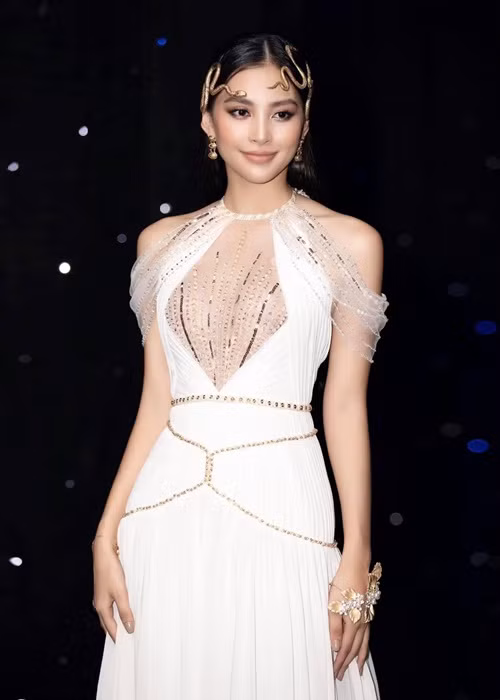 Sau 3 năm đăng quang, Tiểu Vy ngày càng thăng hạng về nhan sắc.