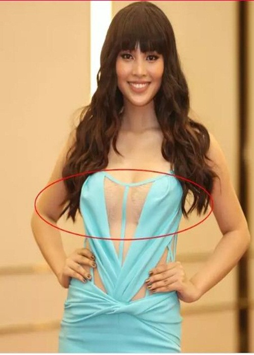 Tại một sự kiện, Tiểu Vy từng để lộ nội y khi mặc chiếc váy cắt xẻ táo bạo. Ảnh: Vietnamnet