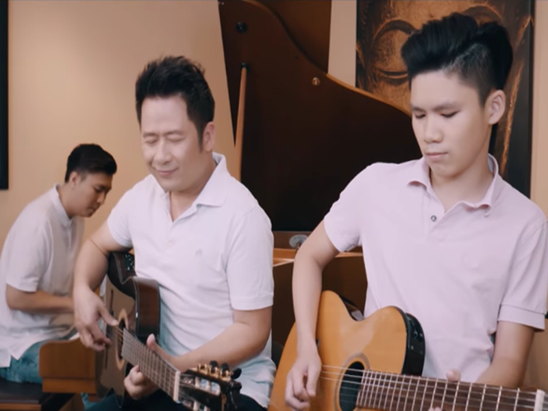 Không chỉ biểu diễn cùng mẹ trong chương trình ca nhạc lớn, Beckham còn đệm đàn cho bố trong một số MV cover như "Người hãy quên em đi", "Người đứng sau hạnh phúc". Ảnh: Dân Việt