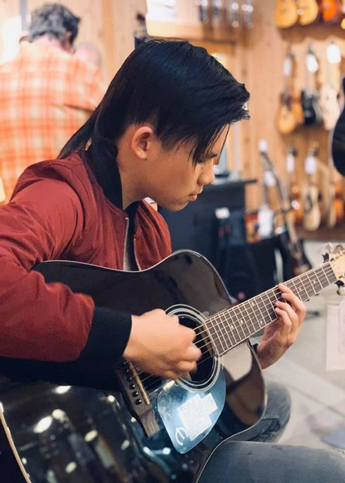 Beckham là niềm tự hào của Bằng Kiều và Trizzie Phương Trinh. "Tự hào về anh lớn của bố quá. Thành quả của con làm mình hạnh phúc hơn cả những thành công của bản thân", Bằng Kiều viết khi con trai được đề cử danh hiệu ở Mỹ.