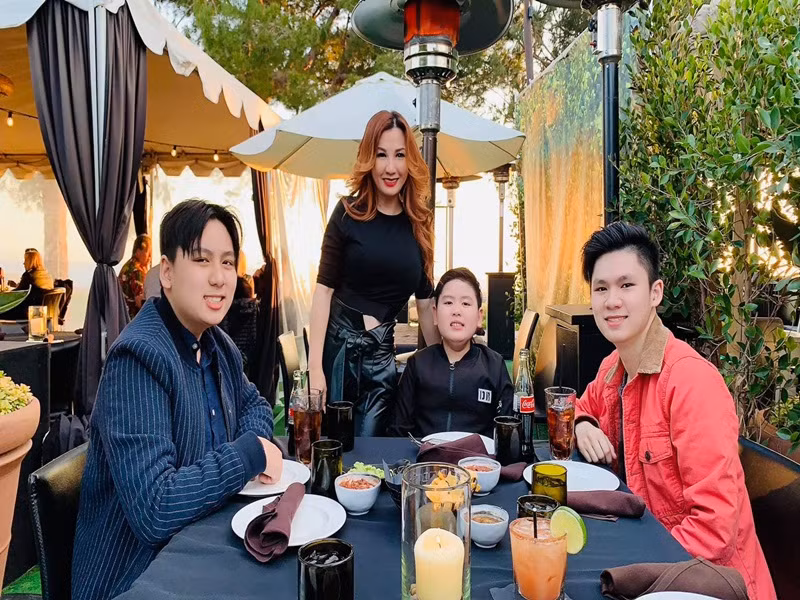 Ngoài Beckham, Bằng Kiều và Trizzie Phương Trinh còn có hai người con trai tên Colin và Kenzi.