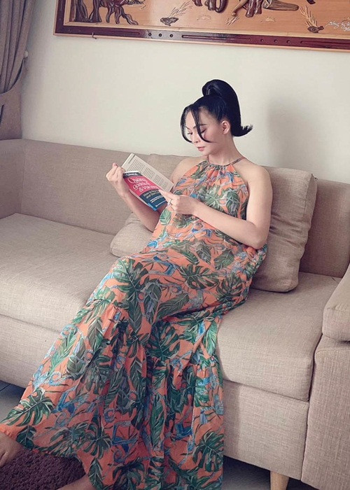 Sau khi được cầu hôn, Mỹ Ngọc thường xuyên mặc trang phục dáng suông. Ngoài ra, cô còn lộ hình ảnh đi mua đồ trẻ con. Trước nghi vấn cưới chạy bầu, phía Mỹ Ngọc phủ nhận. Ảnh: Thời đại plus