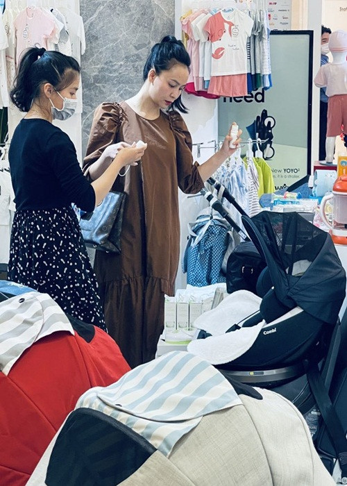 Đại diện truyền thông của Mỹ Ngọc cho biết, người đẹp có vài chục đứa cháu nên việc đi mua đồ trẻ em là chuyện bình thường. Ảnh: Thời đại plus