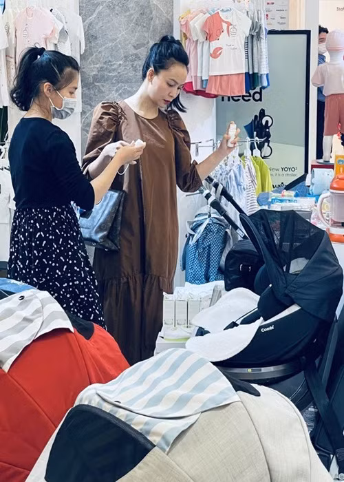 Đại diện truyền thông của Mỹ Ngọc cho biết, người đẹp có vài chục đứa cháu nên việc đi mua đồ trẻ em là chuyện bình thường. Ảnh: Thời đại plus