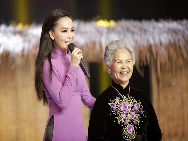 Mỹ Ngọc sinh năm 1990, là con út trong gia đình có 11 anh chị em. Nữ ca sĩ chào đời khi mẹ của cô bước sang tuổi 50. Ảnh: Thế giới điện ảnh