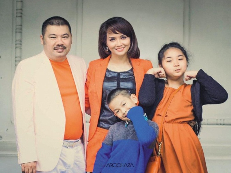 Mai Thu Huyền nhớ mãi màn cầu hôn của chồng. "Hồi mới nhận lời yêu anh, khi hai đứa ngồi trong xe đi chơi, anh nói: “Anh muốn cưới em”. Nhưng có lẽ do ngại ngùng nên anh nói lí nhí. Tôi nghe không rõ, lại cứ tưởng là: “Anh buồn cười em”. Tôi thắc mắc: “Anh buồn cười em chuyện gì cơ?”. Anh ấy ngượng ngùng nhắc lại. Việc này lặp đi lặp lại 3 lần. Mãi sau này, tôi mới hiểu được điều anh muốn thổ lộ", cô kể. Ảnh: Thế giới văn hóa