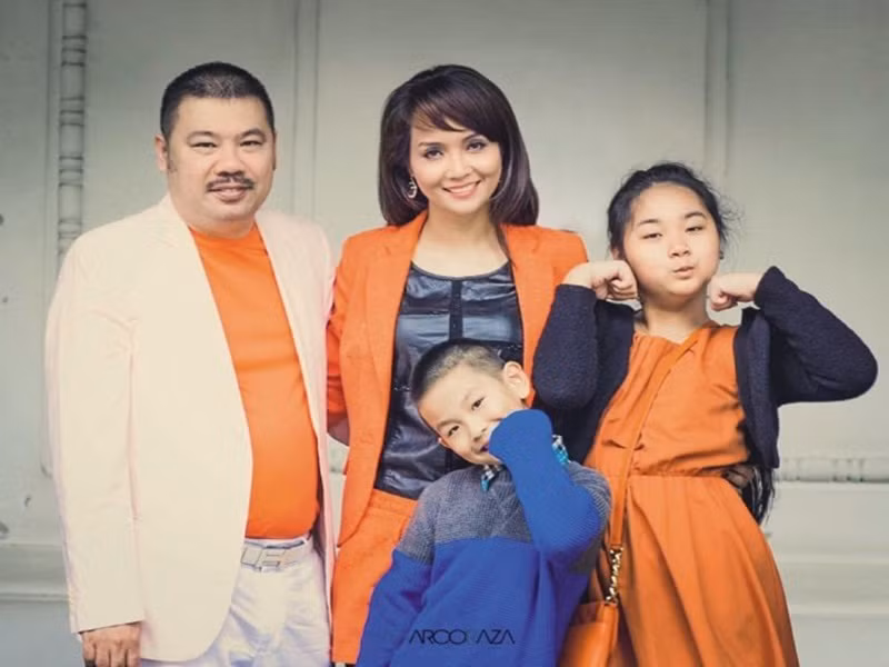 Mai Thu Huyền nhớ mãi màn cầu hôn của chồng. "Hồi mới nhận lời yêu anh, khi hai đứa ngồi trong xe đi chơi, anh nói: “Anh muốn cưới em”. Nhưng có lẽ do ngại ngùng nên anh nói lí nhí. Tôi nghe không rõ, lại cứ tưởng là: “Anh buồn cười em”. Tôi thắc mắc: “Anh buồn cười em chuyện gì cơ?”. Anh ấy ngượng ngùng nhắc lại. Việc này lặp đi lặp lại 3 lần. Mãi sau này, tôi mới hiểu được điều anh muốn thổ lộ", cô kể. Ảnh: Thế giới văn hóa