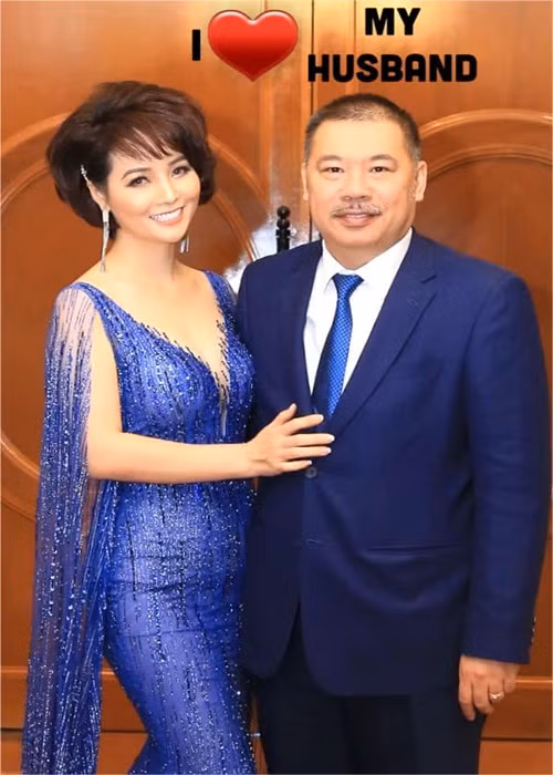 Nữ đạo diễn phim "Kiều" cũng từng tiết lộ chồng cô vô cùng khéo léo trong việc mua sắm nên thay vợ đi siêu thị để mua đồ ăn, vật dụng trong gia đình. Đôi khi nhà có khách, anh không ngại chuyện thay cô làm đầu bếp chính.