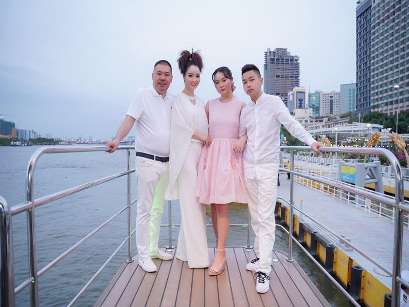 Vợ chồng Mai Thu Huyền có với nhau hai người con, con gái Huyền Anh 18 tuổi đang học lớp 12 và con trai Anh Kiệt 14 tuổi học lớp 8.