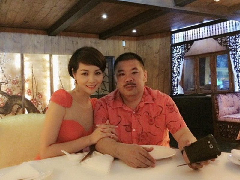 Nữ đạo diễn phim "Kiều" kể, chồng theo đuổi cô từ khi cô mới 16 tuổi. Tuy nhiên, lúc đó Mai Thu Huyền chỉ quan tâm đến học hành, không bận tâm chuyện tình cảm. Thế nhưng ông xã của Mai Thu Huyền vẫn kiên trì đến nhà cô hàng ngày, lấy lòng từ bố mẹ đến chị gái, em trai cô. Ảnh: Đời sống pháp luật