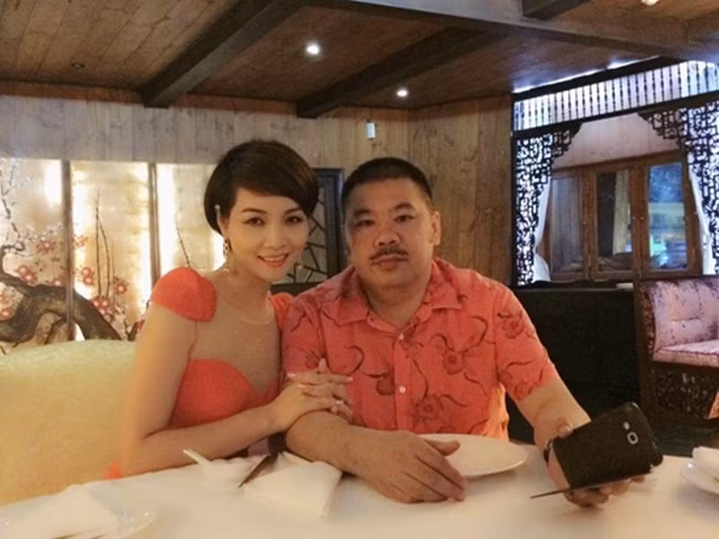 Nữ đạo diễn phim "Kiều" kể, chồng theo đuổi cô từ khi cô mới 16 tuổi. Tuy nhiên, lúc đó Mai Thu Huyền chỉ quan tâm đến học hành, không bận tâm chuyện tình cảm. Thế nhưng ông xã của Mai Thu Huyền vẫn kiên trì đến nhà cô hàng ngày, lấy lòng từ bố mẹ đến chị gái, em trai cô. Ảnh: Đời sống pháp luật