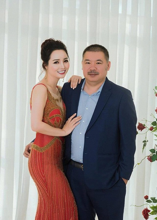 Ông xã của Mai Thu Huyền thường thể hiện tình cảm bằng những cử chỉ, hành động quan tâm nhiều hơn bằng những lời ngọt ngào. Mỗi lần đến sinh nhật Mai Thu Huyền, anh luôn tặng đủ 3 món: quà, bánh gato và hoa hồng bằng đúng số tuổi. Ảnh: Vietnamnet