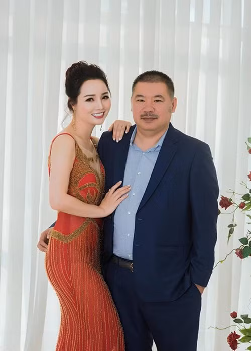 Ông xã của Mai Thu Huyền thường thể hiện tình cảm bằng những cử chỉ, hành động quan tâm nhiều hơn bằng những lời ngọt ngào. Mỗi lần đến sinh nhật Mai Thu Huyền, anh luôn tặng đủ 3 món: quà, bánh gato và hoa hồng bằng đúng số tuổi. Ảnh: Vietnamnet