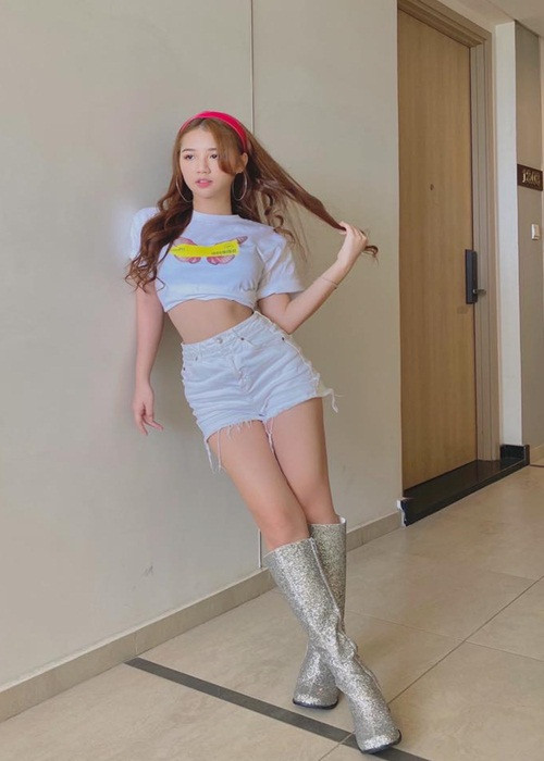 Nữ ca sĩ sinh năm 2000 sở hữu body chuẩn, đặc biệt là vòng eo không chút mỡ thừa.