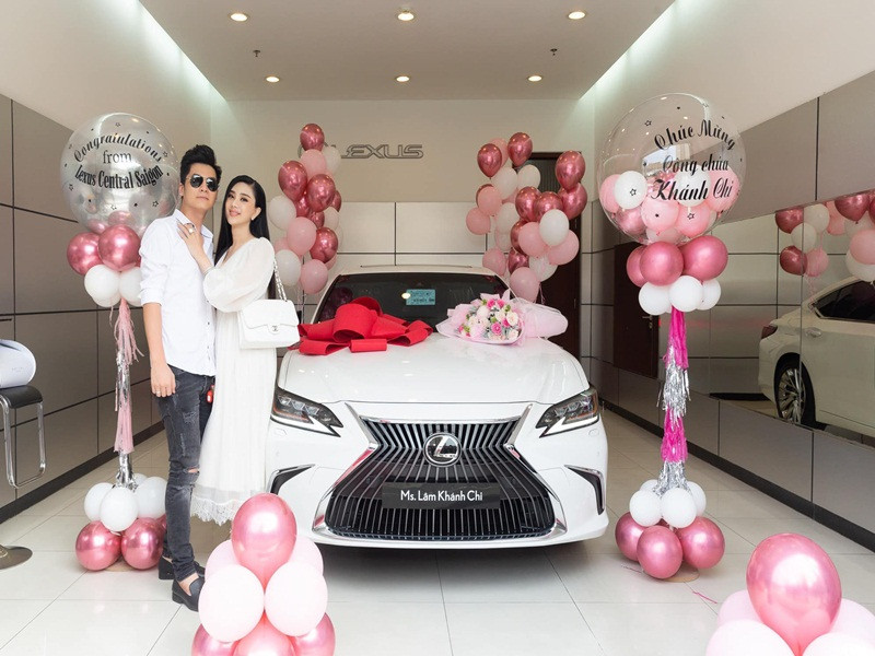 Cuối năm 2020, dù không muốn tậu thêm xe nhưng Phi Hùng vẫn chiều theo Lâm Khánh Chi.