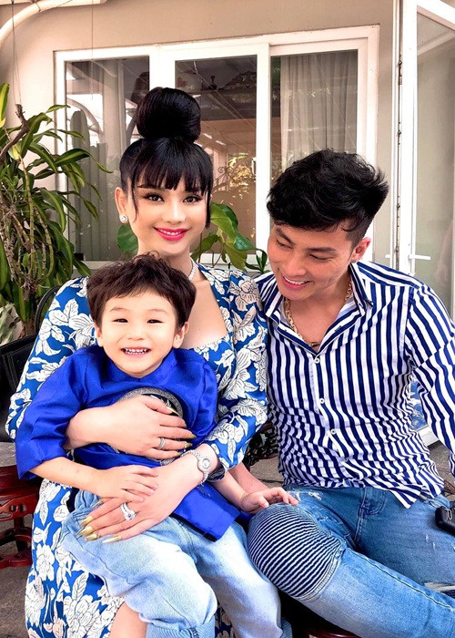 Lâm Khánh Chi khẳng định tình cảm giữa cô và Phi Hùng là chân thành. "Người ta nói vợ chồng em là hợp đồng tình yêu, bởi vậy vàng thật là không sợ lửa nhé. Để xem cặp này hợp đồng được bao lâu ha. Người ta không tin cũng đúng vì có ai được như mình đâu", nữ ca sĩ cho hay.