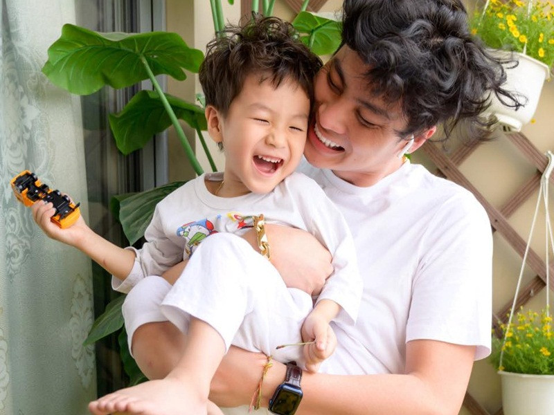 Ông xã của Lâm Khánh Chi vẫn luôn yêu thương con trai không phân biệt bé là con ruột của ai.