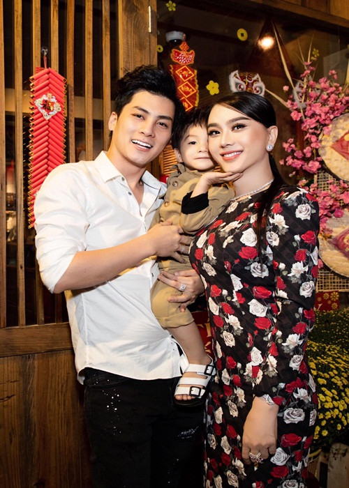 Nữ ca sĩ chuyển giới làm đám cưới đã được 4 năm.