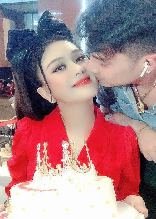 Lâm Khánh Chi khoe, nhờ xa nhau, vợ chồng cô mới hiểu cả hai còn yêu nhau rất nhiều.