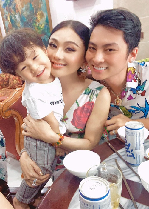 Con trai của Lâm Khánh Chi và Phi Hùng ngày càng kháu khỉnh.