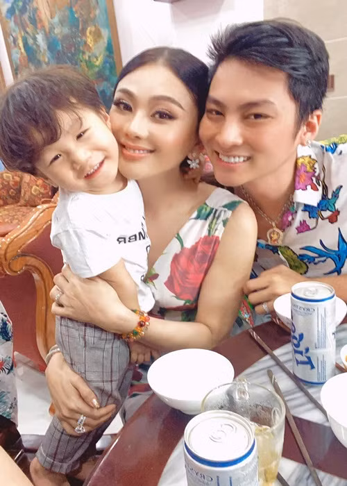 Con trai của Lâm Khánh Chi và Phi Hùng ngày càng kháu khỉnh.