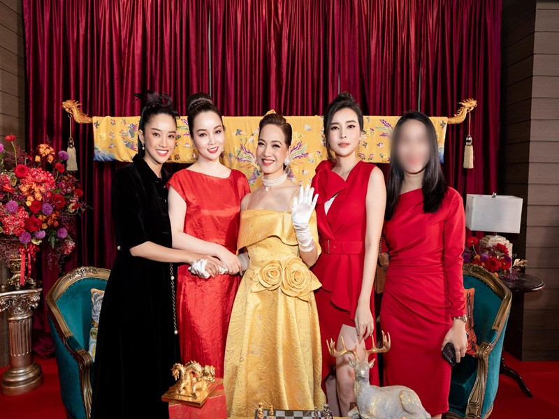 Khi đóng "Tiếng sét trong mưa", Cao Thái Hà được khen diễn tốt hơn các phim trước. Tuy nhiên, cô bị chê khá nhiều bởi luôn trừng mắt.