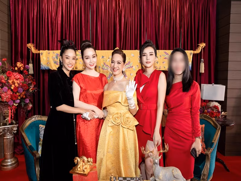 Khi đóng "Tiếng sét trong mưa", Cao Thái Hà được khen diễn tốt hơn các phim trước. Tuy nhiên, cô bị chê khá nhiều bởi luôn trừng mắt.