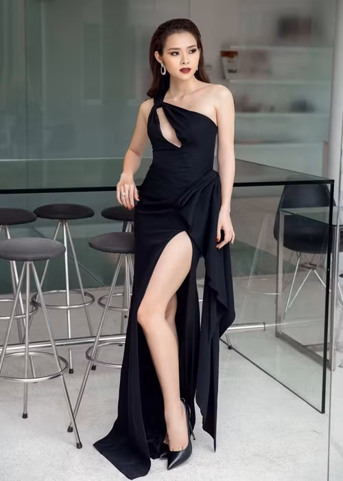 Diệp Bảo Ngọc từng bức xúc khi bị gạ với giá 5.000 USD. Bà mẹ một con nhanh chóng đáp trả: "Lần sau, trước khi nhắn tin một cách vô học thì tốt nhất anh nên xóa hình gia đình mình đi anh nhé. Đêm còn điên máu".