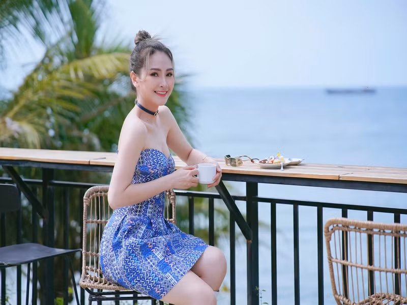 Giống bạn gái tin đồn của chồng cũ Lệ Quyên, MC Mù Tạt từng công khai đoạn tin nhắn được gạ gẫm. Theo đó, nữ MC được mời đi ăn tiệc với giá 18.000 USD. Mù Tạt không quá bận tâm vì đã bị làm phiền quá nhiều. Thỉnh thoảng, cô trêu chọc người gạ gẫm bằng cách trò chuyện với họ và chụp lại các tin nhắn như vậy.