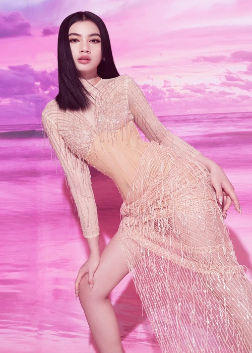 Top 15 Hoa hậu Việt Nam 2020 chia sẻ trên iOne, thời gian qua, cô nhận nhiều lời mời khiếm nhã như gặp riêng ăn uống hay chụp ảnh không mang tính chất công việc. Biết cám dỗ trong showbiz nhiều nên cô cân nhắc, sàng lọc và từ chối những lời gạ gẫm.