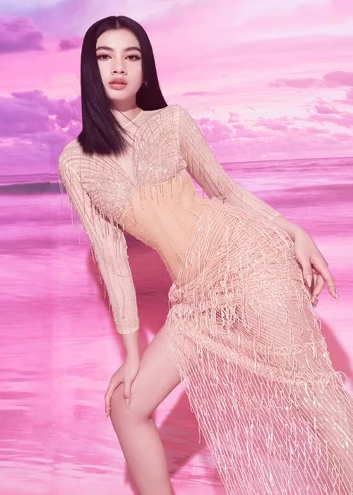 Top 15 Hoa hậu Việt Nam 2020 chia sẻ trên iOne, thời gian qua, cô nhận nhiều lời mời khiếm nhã như gặp riêng ăn uống hay chụp ảnh không mang tính chất công việc. Biết cám dỗ trong showbiz nhiều nên cô cân nhắc, sàng lọc và từ chối những lời gạ gẫm.